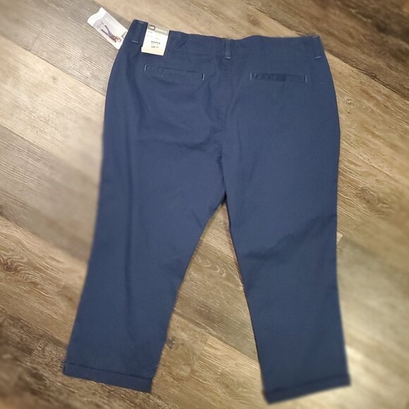 Women's New w/tags Lee Midrise Docker Crop Pants. Size 16, Dark Blue, Cuffed - Picture 3 of 3